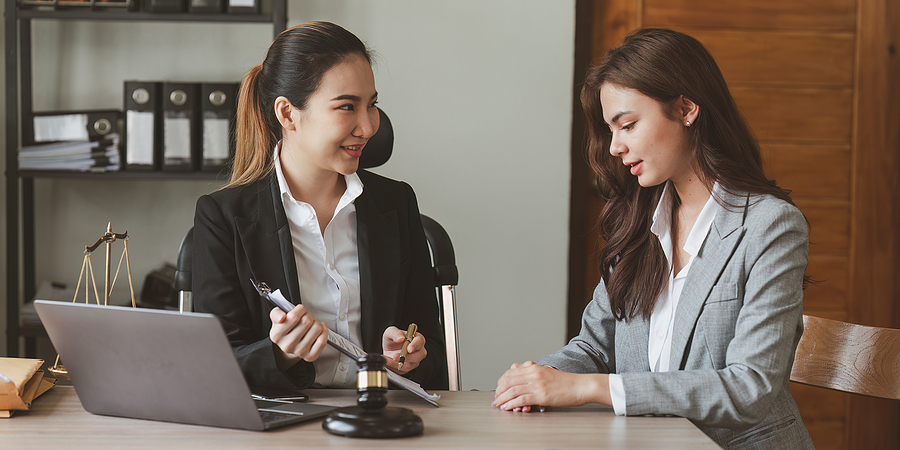 client talking with lawyer about choosing her trustee